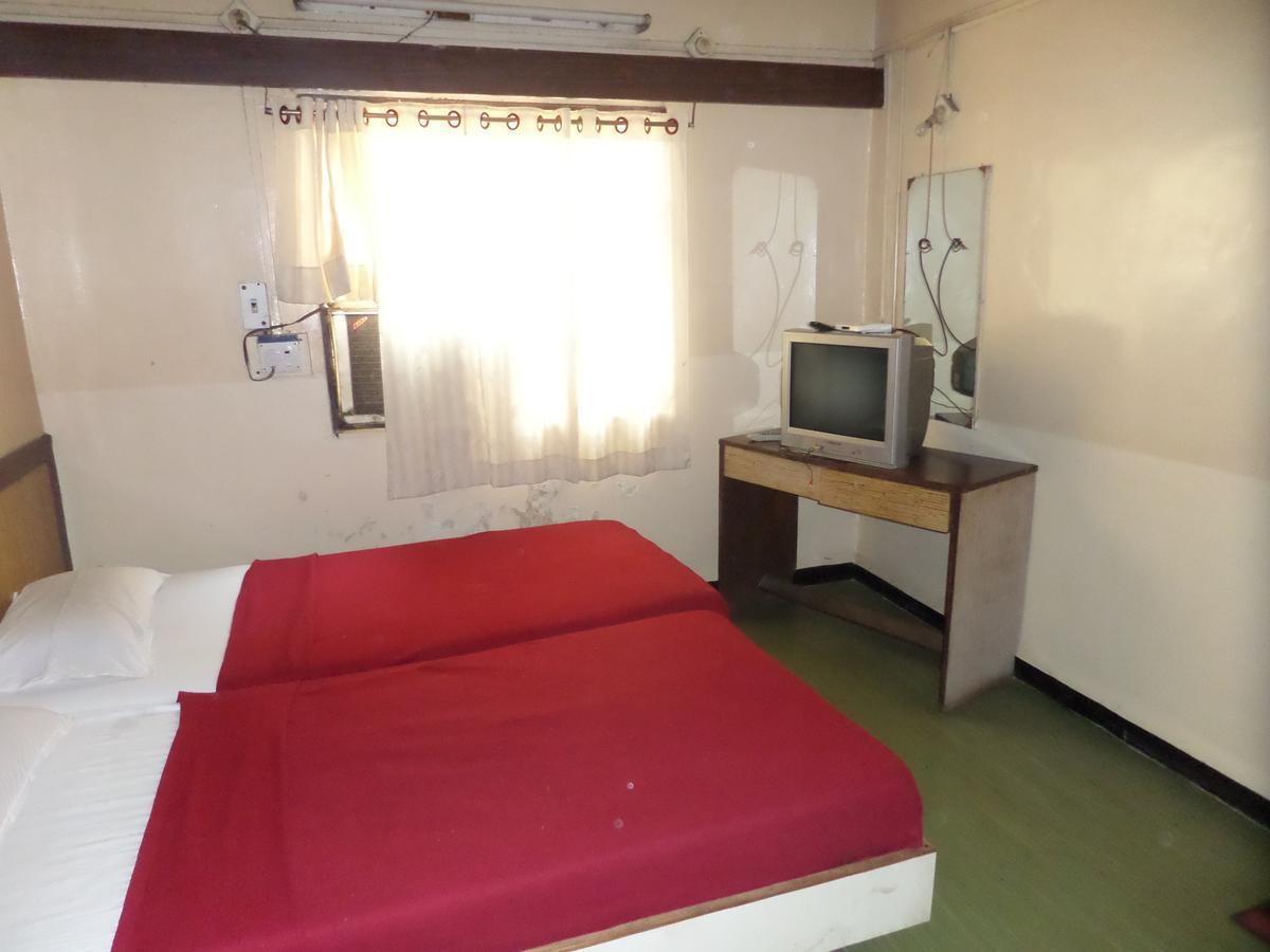 Hotel Sadanand Sāngli Exteriör bild