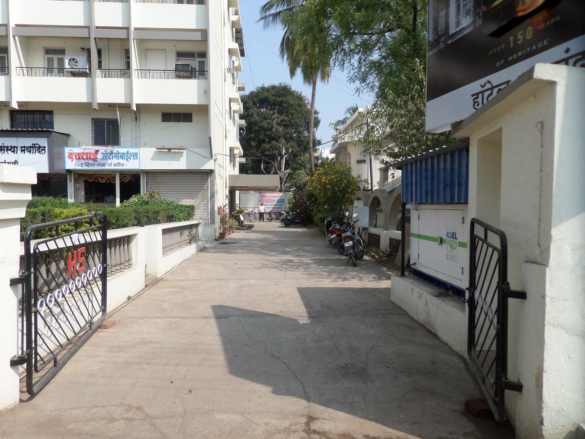 Hotel Sadanand Sāngli Exteriör bild