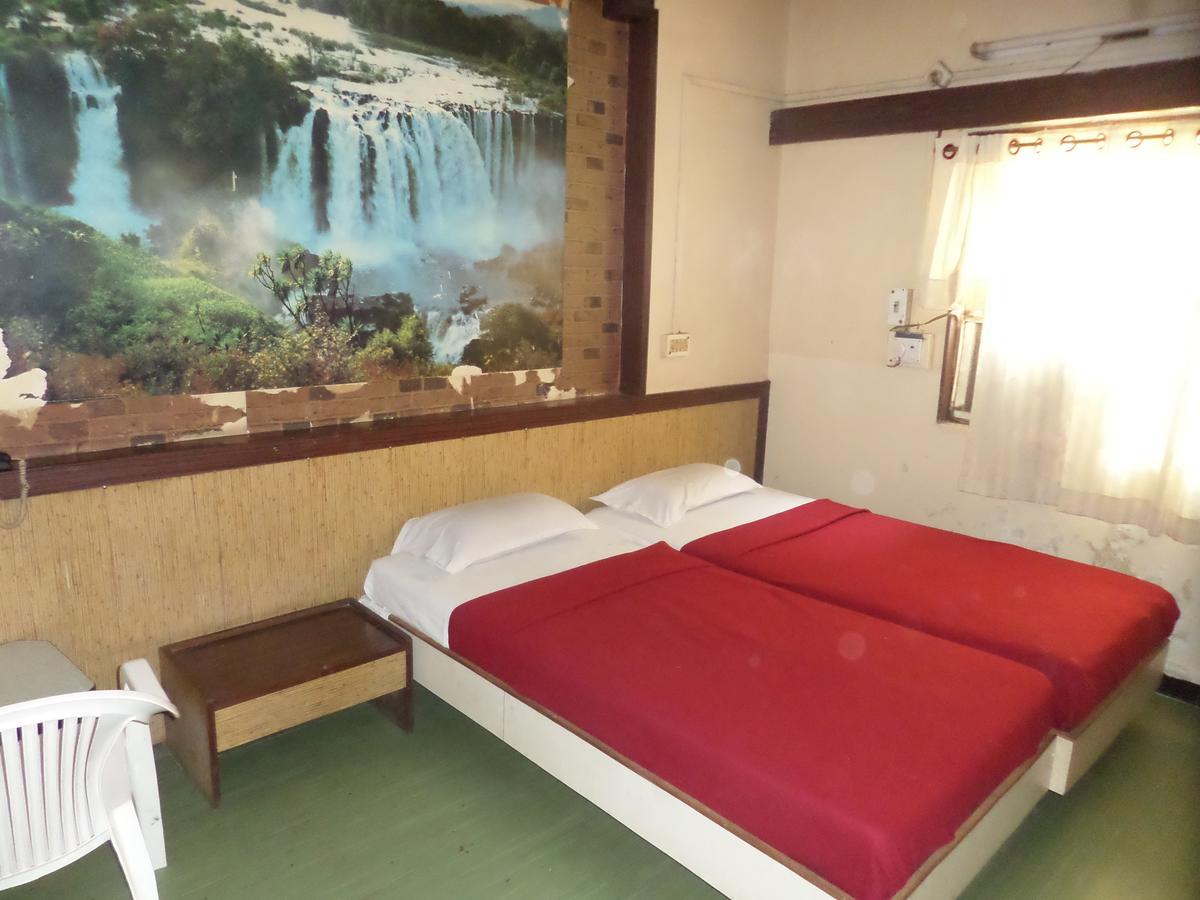 Hotel Sadanand Sāngli Exteriör bild