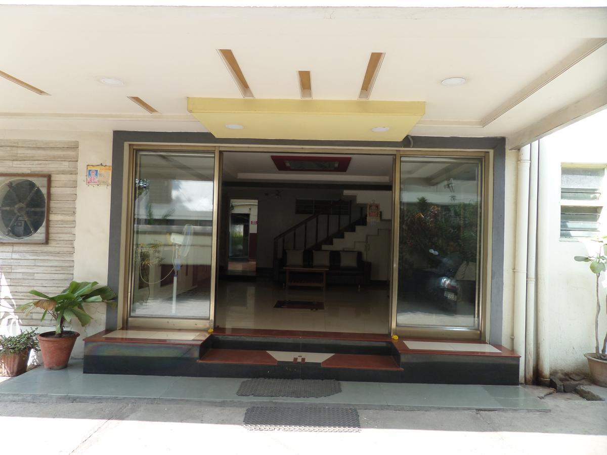 Hotel Sadanand Sāngli Exteriör bild