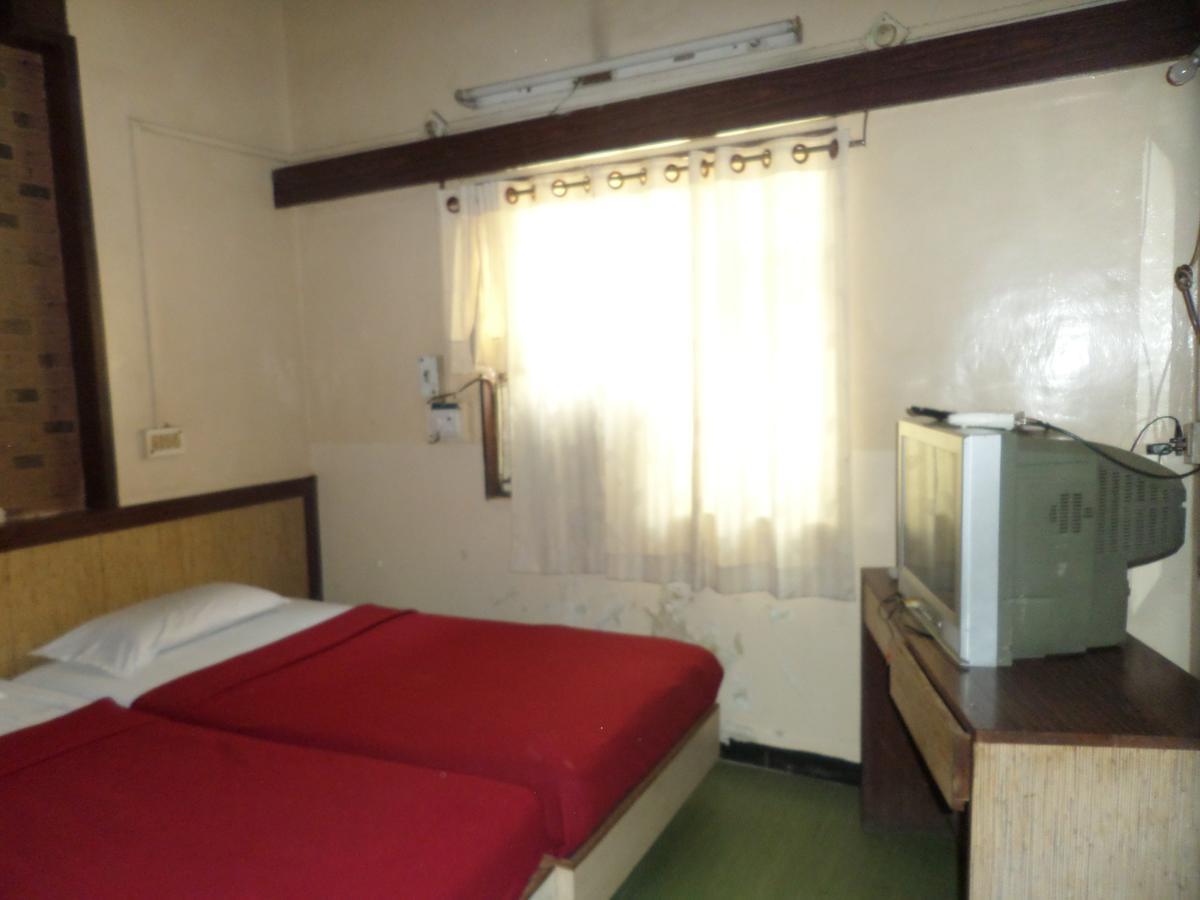 Hotel Sadanand Sāngli Exteriör bild