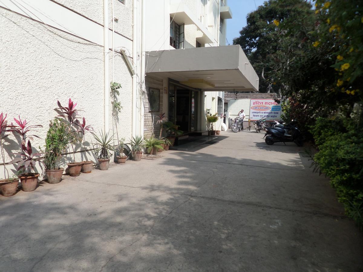 Hotel Sadanand Sāngli Exteriör bild